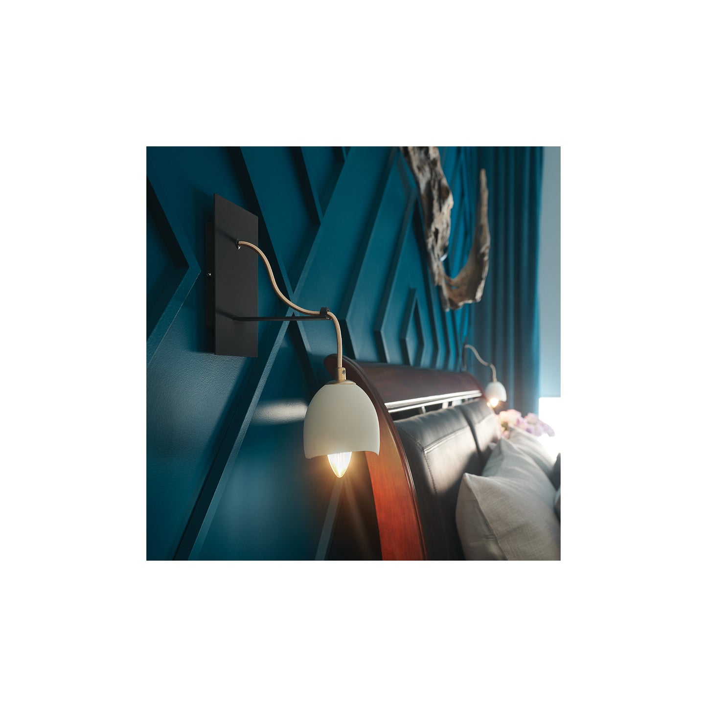 Nula 1-Light Wall Light in Shell White & Luxe Gold