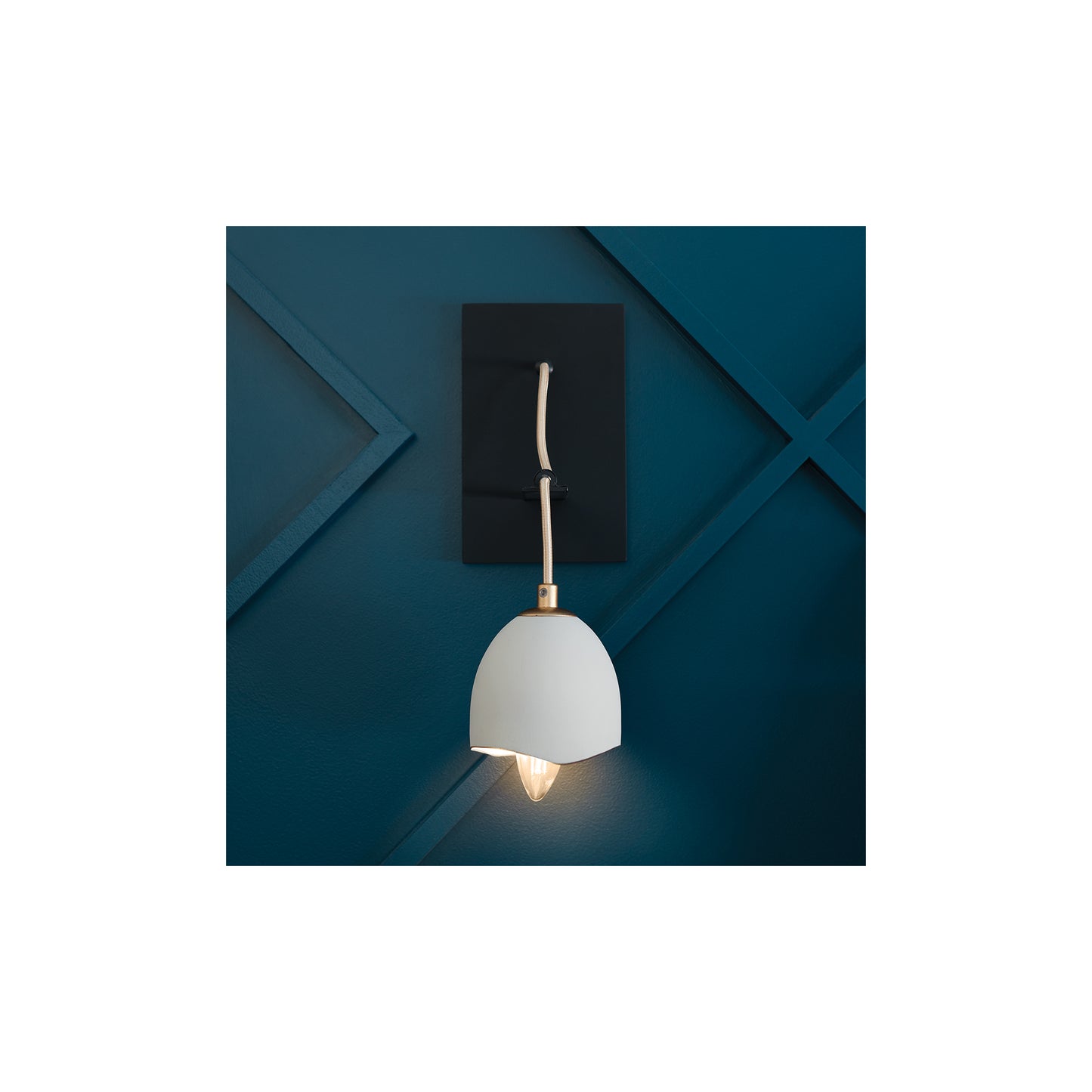 Nula 1-Light Wall Light in Shell White & Luxe Gold