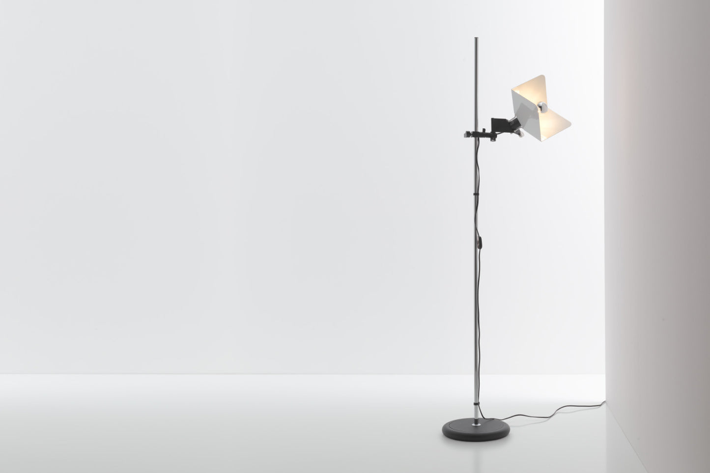 Triedro Floor Lamp