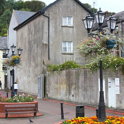 Harte Traditional Triple-Head Lamp Post